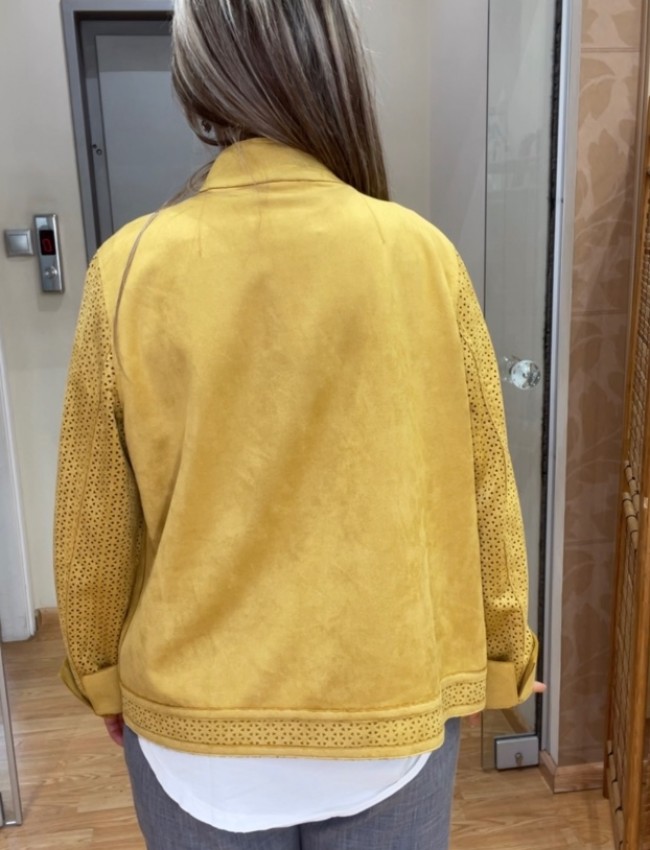 Μουσταρδί suede  jacket, με μάο λαιμόκοψη, διάτρητο σχέδιο στα μανίκια, τετράγωνες μπροστινές τσέπες και κλείσιμο με κουμπιά μπροστά Rever  