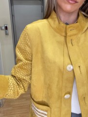 Μουσταρδί suede  jacket, με μάο λαιμόκοψη, διάτρητο σχέδιο στα μανίκια, τετράγωνες μπροστινές τσέπες και κλείσιμο με κουμπιά μπροστά Rever  
