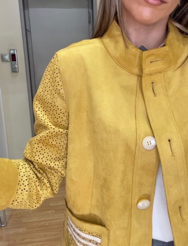 Μουσταρδί suede  jacket, με μάο λαιμόκοψη, διάτρητο σχέδιο στα μανίκια, τετράγωνες μπροστινές τσέπες και κλείσιμο με κουμπιά μπροστά Rever  