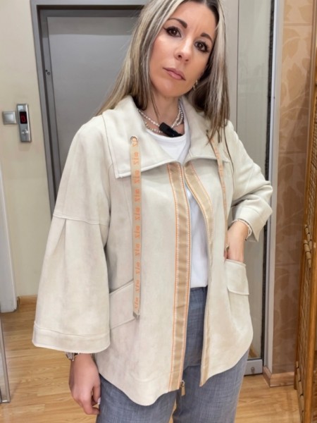 Μπεζ suede jacket, με πέτο γιακά, σε ίσια γραμμή, πορτοκαλί λεπτομέρειες  και κλείσιμο με φερμουάρ μπροστά Zia 