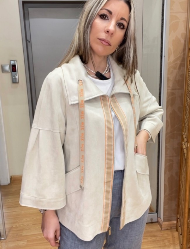 Μπεζ suede jacket, με πέτο γιακά, σε ίσια γραμμή, πορτοκαλί λεπτομέρειες  και κλείσιμο με φερμουάρ μπροστά Zia 