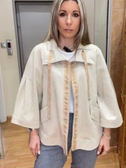 Μπεζ suede jacket, με πέτο γιακά, σε ίσια γραμμή, πορτοκαλί λεπτομέρειες  και κλείσιμο με φερμουάρ μπροστά Zia 