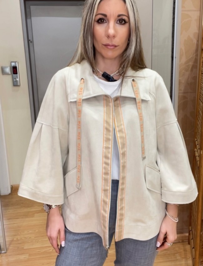 Μπεζ suede jacket, με πέτο γιακά, σε ίσια γραμμή, πορτοκαλί λεπτομέρειες  και κλείσιμο με φερμουάρ μπροστά Zia 