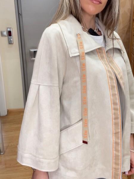 Μπεζ suede jacket, με πέτο γιακά, σε ίσια γραμμή, πορτοκαλί λεπτομέρειες  και κλείσιμο με φερμουάρ μπροστά Zia 