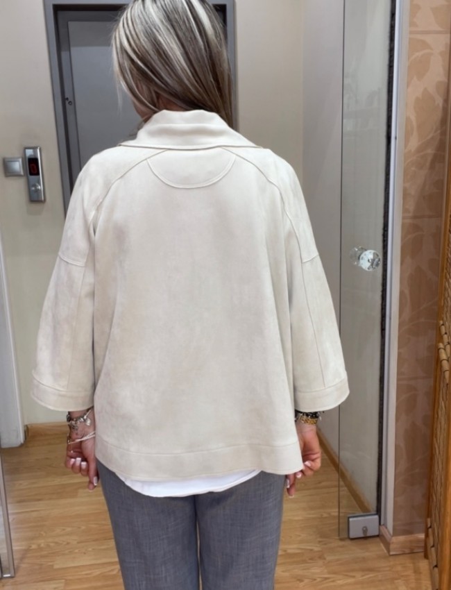 Μπεζ suede jacket, με πέτο γιακά, σε ίσια γραμμή, πορτοκαλί λεπτομέρειες  και κλείσιμο με φερμουάρ μπροστά Zia 