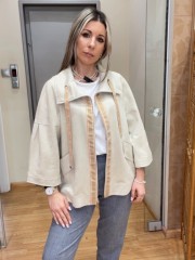 Μπεζ suede jacket, με πέτο γιακά, σε ίσια γραμμή, πορτοκαλί λεπτομέρειες  και κλείσιμο με φερμουάρ μπροστά Zia 