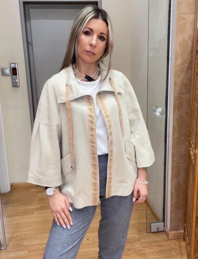Μπεζ suede jacket, με πέτο γιακά, σε ίσια γραμμή, πορτοκαλί λεπτομέρειες  και κλείσιμο με φερμουάρ μπροστά Zia 