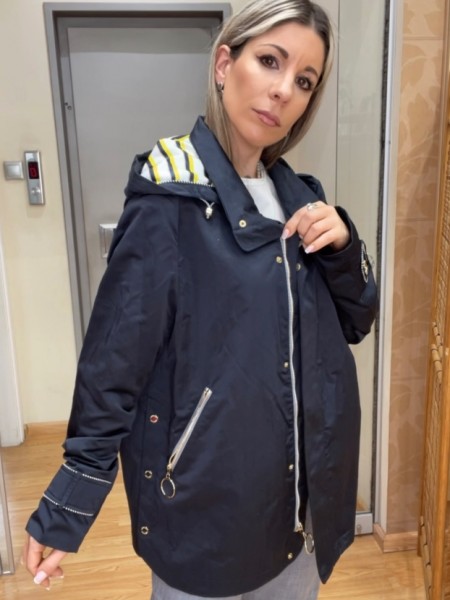Μπλε αδιάβροχο μπουφάν, σε ίσια γραμμή, με πέτο γιακά, μπροστινές τσέπες, πλαϊνά διακοσμητικά κουμπιά, αποσπώμενη κουκούλα με ριγέ φόδρα και κλείσιμο με φερμουάρ μπροστά Rever 
