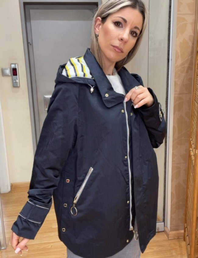 Μπλε αδιάβροχο μπουφάν, σε ίσια γραμμή, με πέτο γιακά, μπροστινές τσέπες, πλαϊνά διακοσμητικά κουμπιά, αποσπώμενη κουκούλα με ριγέ φόδρα και κλείσιμο με φερμουάρ μπροστά Rever 