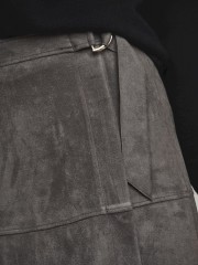 Γκρι suede ψηλόμεση midi φούστα, σε Α-γραμμή, με διακοσμητικό ρυθμιζόμενο ζωνάκι στην μέση και κλείσιμο με κρυφό φερμουάρ πίσω Rino&Pelle 