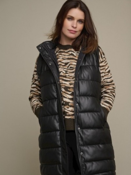 Μαύρο faux-leather μακρύ γιλέκο με αποσπώμενη κουκούλα, οριζόντια διακοσμητικά γαζιά, μπροστινές τσέπες, κλείσιμο με κρυφό φερμουάρ μπροστά και πλαϊνά φερμουάρ στο τελείωμα Rino & Pelle