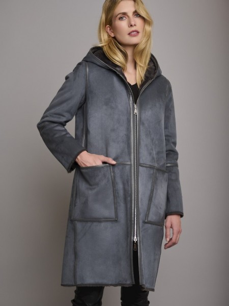 Γκρι παλτό-μουτόν διπλής όψεως με εσωτερική γούνινη επένδυση, μεγάλες τσέπες μπροστά, μη αποσπώμενη κουκούλα κι κλείσιμο με φερμουάρ Rino e pelle