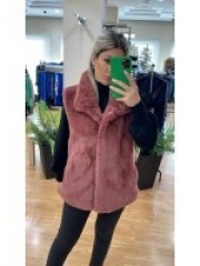 Σάπιο μήλο γούνινο γιλέκο απο οικολογική γούνα, με όρθιο γιακά, πλαϊνές τσέπες και κλείσιμο με εσωτερικά κουμπιά RINO&PELLE