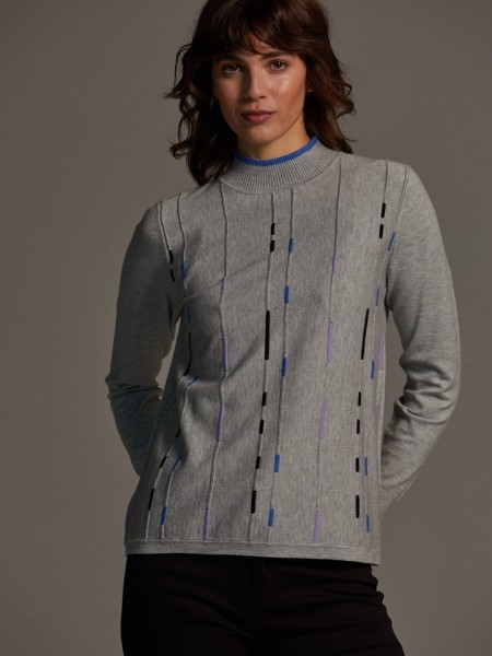 Γκρι μακρυμάνικη πλεκτή μπλούζα σε ίσια γραμμή, με λουπέτο λαιμόκοψη, μικρά διάσπαρτα χρωματιστά κεντήματα στο μπροστινό μέρος και ίντιγκο ριμπ τελειώματα Scorzzo