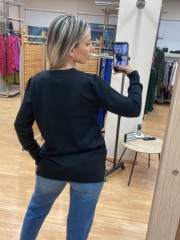Μαύρη μακρυμάνικη πλεκτή μπλούζα σε χαλαρή γραμμή με κλειστή στρογγυλή λαιμόκοψη, ριμπ τελειώματα και μικρά πλαϊνά ανοίγματα Scorzzo
