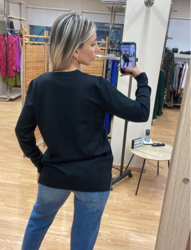 Μαύρη μακρυμάνικη πλεκτή μπλούζα σε χαλαρή γραμμή με κλειστή στρογγυλή λαιμόκοψη, ριμπ τελειώματα και μικρά πλαϊνά ανοίγματα Scorzzo