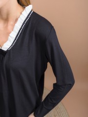 Μαύρη μακρυμάνικη μπλούζα με λευκό βολάν στη V-λαιμόκοψη, διακοσμητική τρέσα με πέρλες και φιόγκο Top LIne