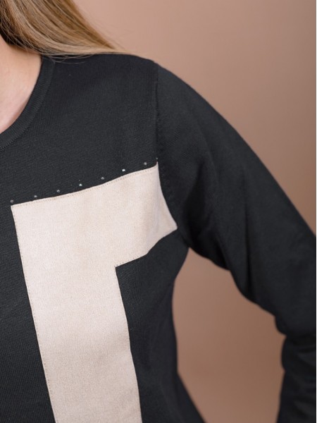 Μαύρη μακρυμάνικη πλεκτή μπλούζα με στρογγυλή λαιμόκοψη και μονόχρωμες μπεζ σουεντ φάσες μπροστά με μικρά στράς Tripode