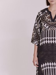 Εμπριμέ μαύρο maxi καφτάνι με V-λαιμόκοψη, πλαϊνές τσέπες, βολάν στο τελείωμα στα μανίκια και σκισίματα στα πλαϊνά Vener