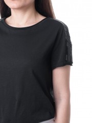 Μαύρο t-shirt με παγιέτες στον ώμο Vener 