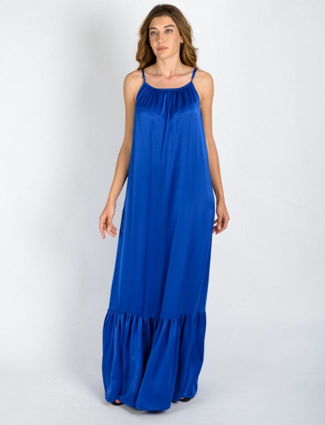 Μπλε ρουά ματ σατέν maxi αμάνικο φόρεμα με λεπτή ρυθμιζόμενη τιράντα, μικρές σούρες μπροστά, πλαϊνές τσέπες και μεγάλο βολάν στο τελείωμα Vener