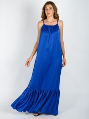 Μπλε ρουά ματ σατέν maxi αμάνικο φόρεμα με λεπτή ρυθμιζόμενη τιράντα, μικρές σούρες μπροστά, πλαϊνές τσέπες και μεγάλο βολάν στο τελείωμα Vener