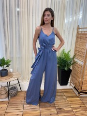Ίντιγκο tencel ολόσωμη φόρμα σε φαρδιά γραμμή, με λεπτή ρυθμιζόμενη τιράντα, πλαϊνές τσέπες και αποσπώμενη υφασμάτινη ζώνη Vener