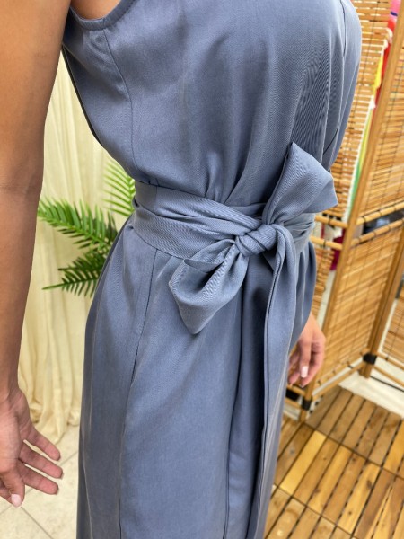 Ίντιγκο tencel ολόσωμη φόρμα σε φαρδιά γραμμή, με λεπτή ρυθμιζόμενη τιράντα, πλαϊνές τσέπες και αποσπώμενη υφασμάτινη ζώνη Vener