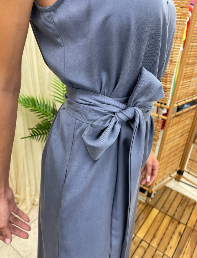 Ίντιγκο tencel ολόσωμη φόρμα σε φαρδιά γραμμή, με λεπτή ρυθμιζόμενη τιράντα, πλαϊνές τσέπες και αποσπώμενη υφασμάτινη ζώνη Vener
