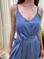 Ίντιγκο tencel ολόσωμη φόρμα σε φαρδιά γραμμή, με λεπτή ρυθμιζόμενη τιράντα, πλαϊνές τσέπες και αποσπώμενη υφασμάτινη ζώνη Vener
